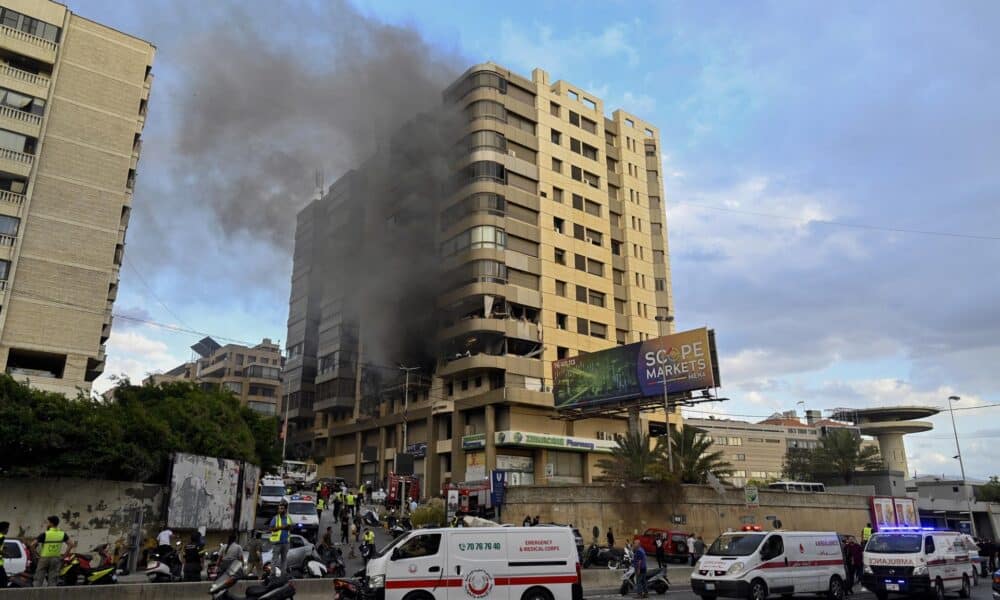 El humo se eleva desde un edificio después de un ataque militar israelí, en los suburbios del sur de Beirut, Líbano, el 1 de octubre de 2024. EFE/EPA/Wael Hamzeh