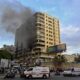 El humo se eleva desde un edificio después de un ataque militar israelí, en los suburbios del sur de Beirut, Líbano, el 1 de octubre de 2024. EFE/EPA/Wael Hamzeh