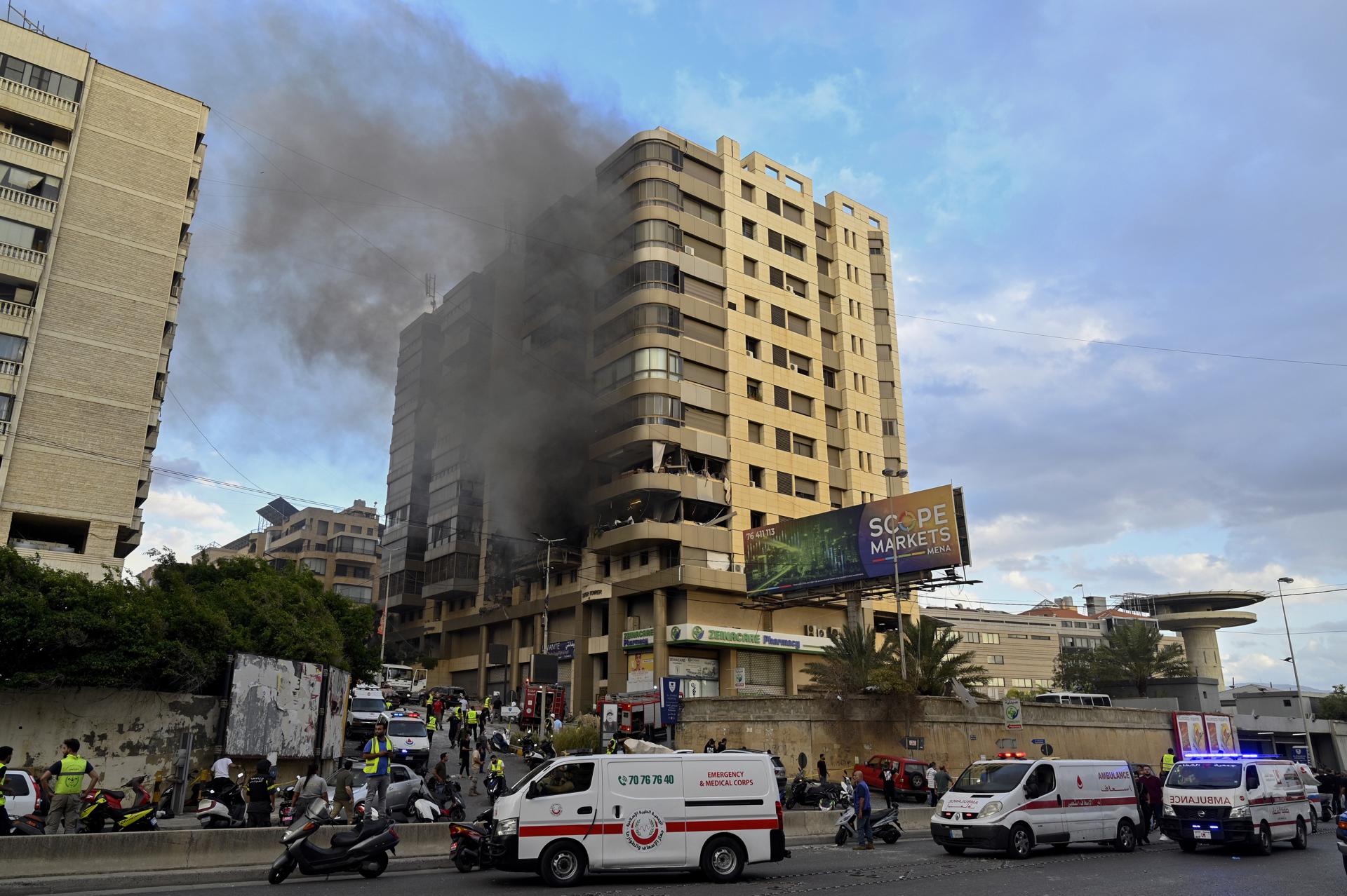 El humo se eleva desde un edificio después de un ataque militar israelí, en los suburbios del sur de Beirut, Líbano, el 1 de octubre de 2024. EFE/EPA/Wael Hamzeh