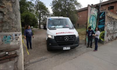 Personal de salud y ambulancias llegan hasta el liceo estudiantil Internado Nacional Barros Arana (INBA) este miércoles, en Santiago (Chile). EFE/ Elvis González