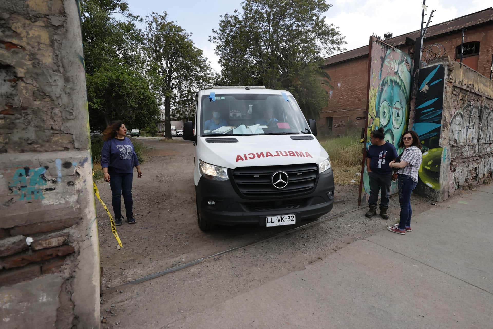 Personal de salud y ambulancias llegan hasta el liceo estudiantil Internado Nacional Barros Arana (INBA) este miércoles, en Santiago (Chile). EFE/ Elvis González