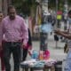 Un vendedor ambulante ofrece sus productos en una calle de la Ciudad de México (México).  Imagen de archivo. EFE/ Isaac Esquivel