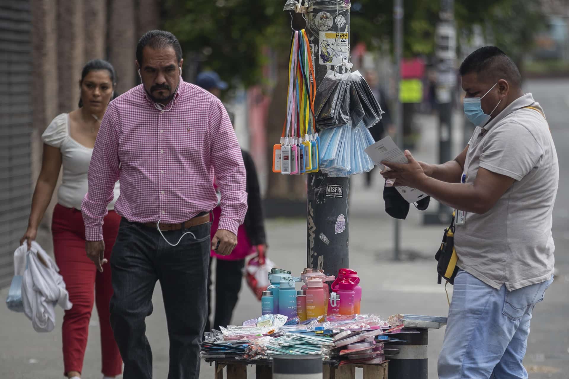 Un vendedor ambulante ofrece sus productos en una calle de la Ciudad de México (México).  Imagen de archivo. EFE/ Isaac Esquivel