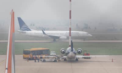 Fotografía de aviones varados por retrasos de vuelos a causa de los incendios este martes, en el aeropuerto Viru Viru Santa Cruz (Bolivia). EFE/Juan Carlos Torrejon