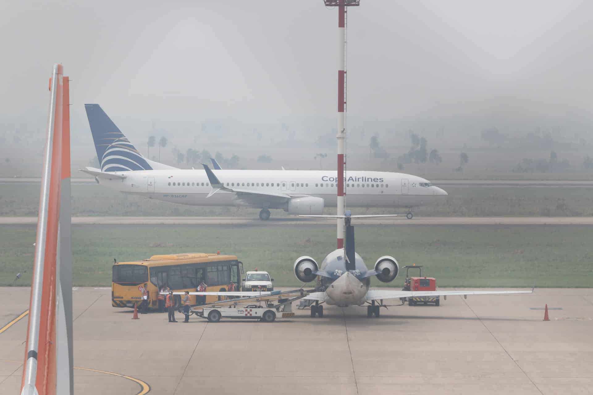 Fotografía de aviones varados por retrasos de vuelos a causa de los incendios este martes, en el aeropuerto Viru Viru Santa Cruz (Bolivia). EFE/Juan Carlos Torrejon