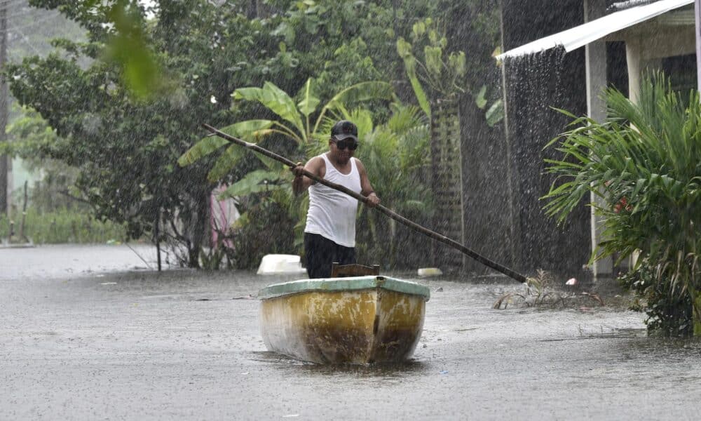 Por las calles se pueden observar lanchas que trasladan a habitantes de un sitio a otro, y un río que crece poco a poco ante la mirada de sus habitantes que, en otras zonas del municipio, llevan a cabo su vida cotidiana de manera normal.Archivo. EFE/ Jaime Avalos