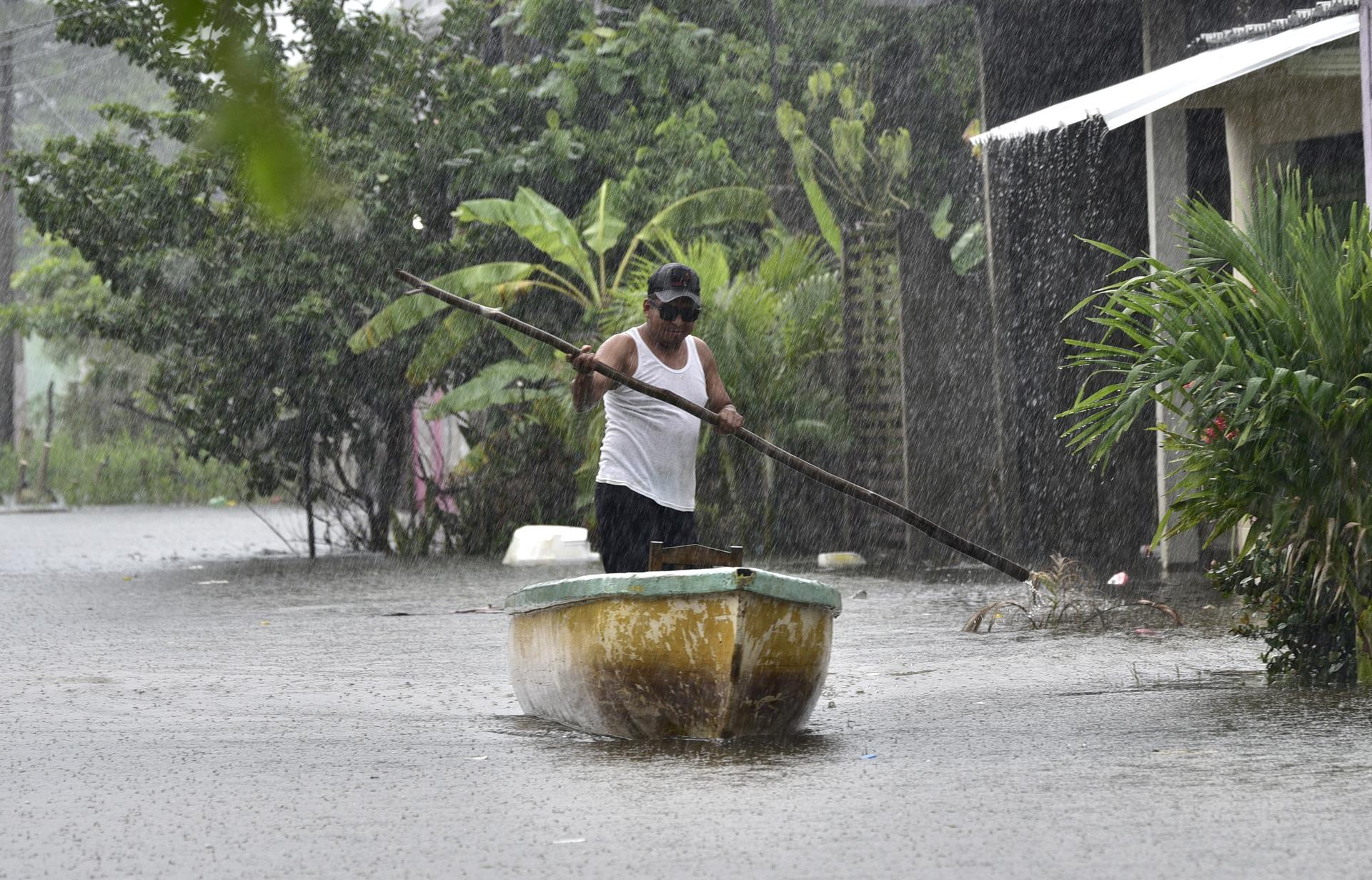 Por las calles se pueden observar lanchas que trasladan a habitantes de un sitio a otro, y un río que crece poco a poco ante la mirada de sus habitantes que, en otras zonas del municipio, llevan a cabo su vida cotidiana de manera normal.Archivo. EFE/ Jaime Avalos