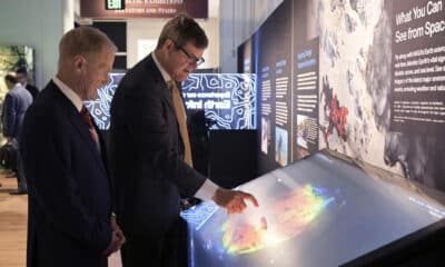 El administrador de la NASA, Bill Nelson (i), y el director del Museo Nacional de Historia Natural, Kirk Johnson, visitan la exposición Centro de Información sobre la Tierra este lunes, en el Museo Nacional de Historia Natural en Washington (Estados Unidos). Nelson presentó el Centro de Información sobre la Tierra, una exposición con la que buscan "acercar" el conocimiento que la agencia espacial tiene sobre la Tierra a "todo el mundo". EFE/ Lenin Nolly