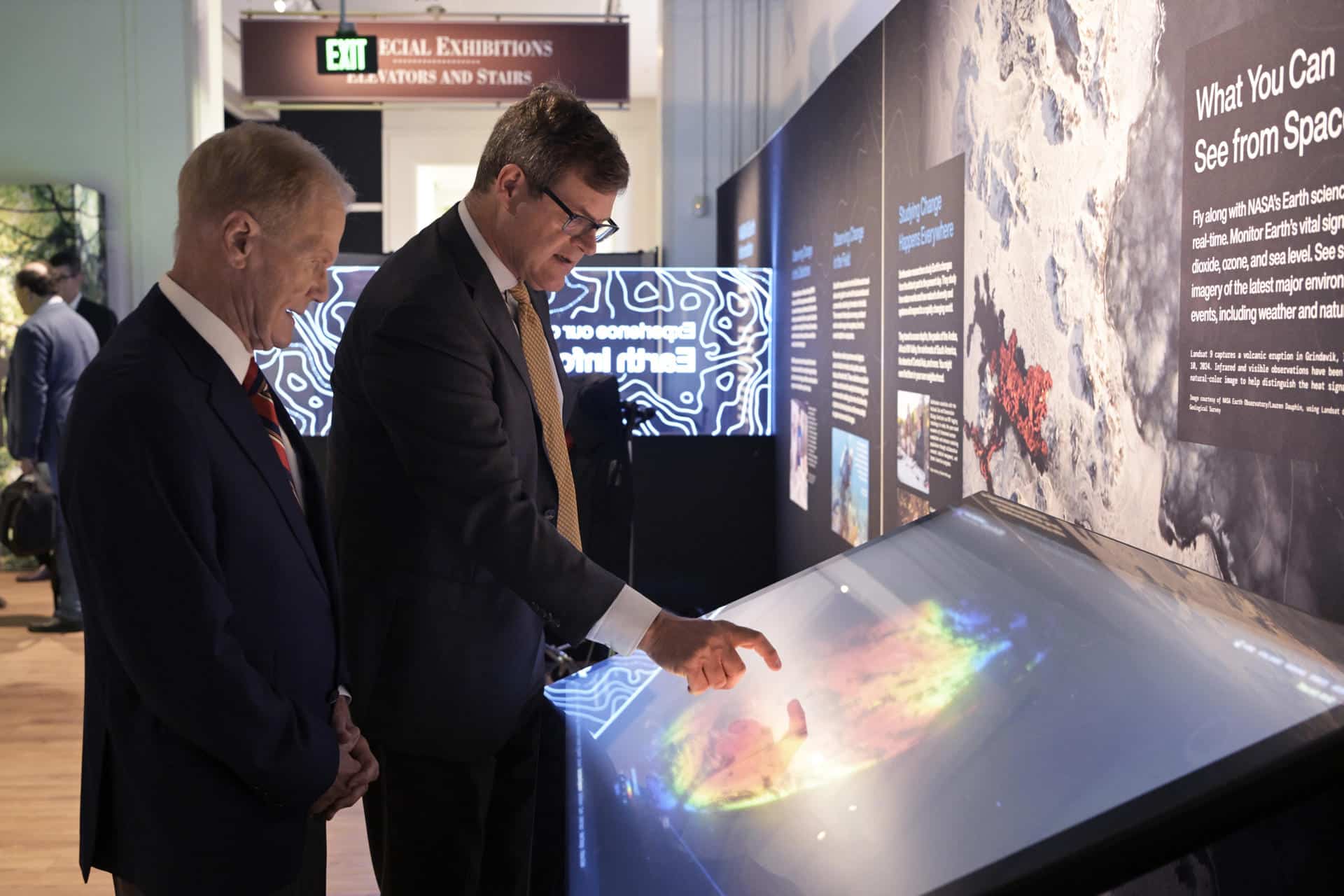 El administrador de la NASA, Bill Nelson (i), y el director del Museo Nacional de Historia Natural, Kirk Johnson, visitan la exposición Centro de Información sobre la Tierra este lunes, en el Museo Nacional de Historia Natural en Washington (Estados Unidos). Nelson presentó el Centro de Información sobre la Tierra, una exposición con la que buscan "acercar" el conocimiento que la agencia espacial tiene sobre la Tierra a "todo el mundo". EFE/ Lenin Nolly