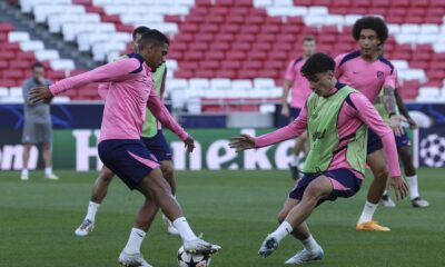 Lino y Spina, durnate el entrenamiento de este martes. EFE/EPA/MIGUEL A. LOPES