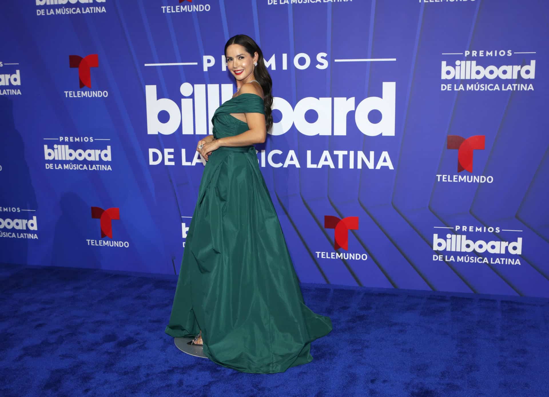 La actriz y modelo colombiana Carmen Villalobos posa en la alfombra azul de los premios Billboard de la Música Latina, este jueves en el Jackie Gleason Theatre, en Miami Beach (Estados Unidos). EFE/ Marlon Pacheco