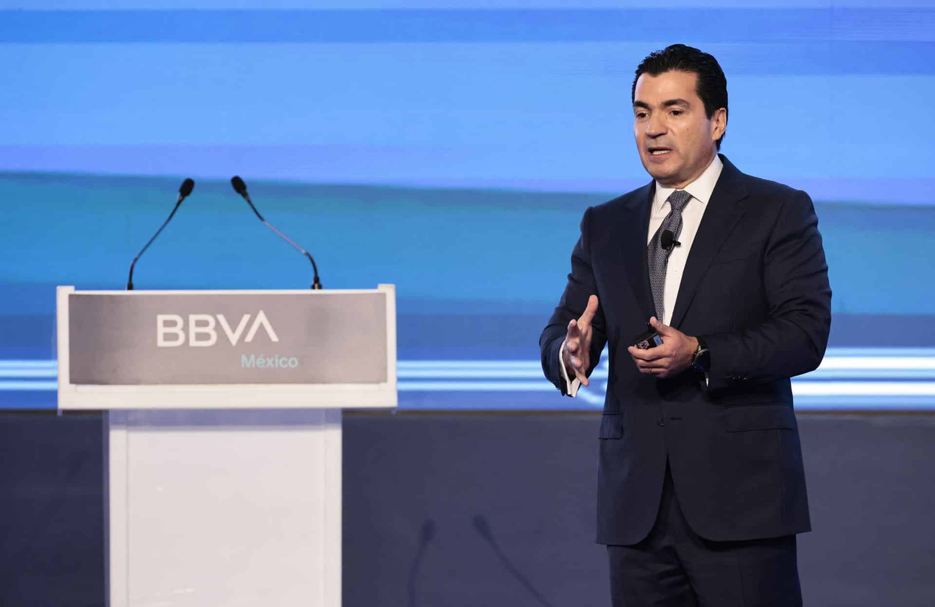 El director general del BBVA México, Eduardo Osuna, habla durante la Reunión Nacional de Consejeros Regionales de BBVA, en Ciudad de México (México). Archivo. EFE/José Méndez