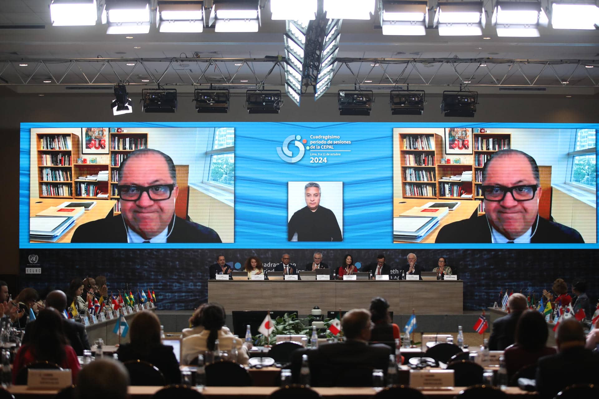 El director general de la Práctica Mundial de Pobreza y Equidad del Banco Mundial, Luis Felipe López Calva, participa de manera virtual este jueves, en una sesión del cuadragésimo periodo de sesiones de la Comisión Económica para América Latina y el Caribe (Cepal), en Lima (Perú). EFE/ Paolo Aguilar