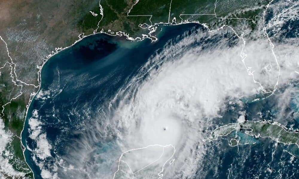 Fotografía satelital cedida este martes por la Oficina Nacional de Administración Oceánica y Atmosférica (NOAA) a través del Centro Nacional de Huracanes (NHC) estadounidense donde se muestra la localización del huracán Milton en el Golfo de México. EFE/NOAA-NHC