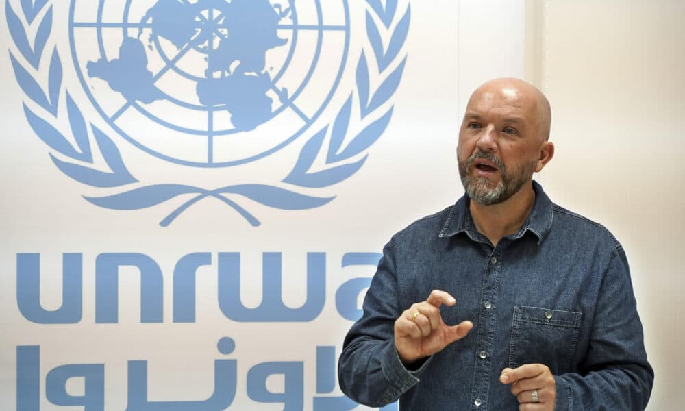 Jonathan Fowler, portavoz en Jerusalén de la agencia de la ONU para los refugiados palestinos (UNRWA), conversa con EFE en la sede de la entidad en Jerusalén Este. Fowler comentó que las últimas medidas adoptadas por el Gobierno israelí para vetar a la agencia son una "falsa solución" y abren la veda a que otros países, como ya hace Israel, desoigan futuros mandatos de la comunidad internacional. "Deshacerse de la UNNRWA no significa que el problema desaparezca: los refugiados siguen ahí, los campamentos -hoy en día ya de hormigón- siguen ahí y continúa existiendo la necesidad de velar por el bienestar de la población refugiada palestina", dijo Fowler.- EFE/ Alejandro Ernesto