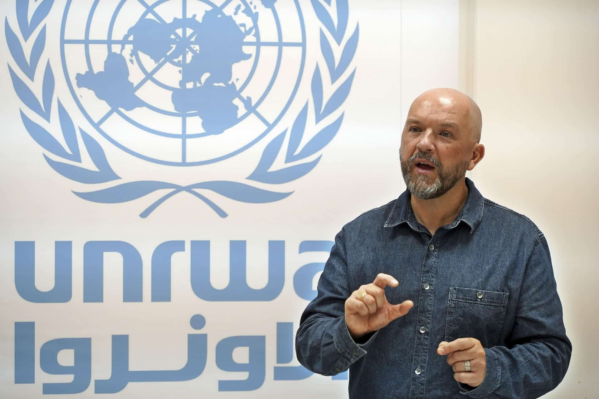 Jonathan Fowler, portavoz en Jerusalén de la agencia de la ONU para los refugiados palestinos (UNRWA), conversa con EFE en la sede de la entidad en Jerusalén Este. Fowler comentó que las últimas medidas adoptadas por el Gobierno israelí para vetar a la agencia son una "falsa solución" y abren la veda a que otros países, como ya hace Israel, desoigan futuros mandatos de la comunidad internacional. "Deshacerse de la UNNRWA no significa que el problema desaparezca: los refugiados siguen ahí, los campamentos -hoy en día ya de hormigón- siguen ahí y continúa existiendo la necesidad de velar por el bienestar de la población refugiada palestina", dijo Fowler.- EFE/ Alejandro Ernesto