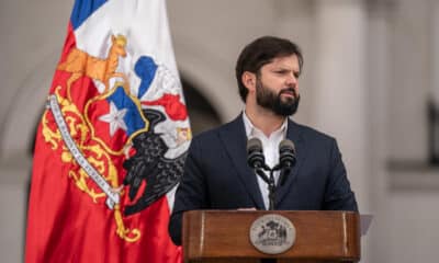 FotografÍa cedida por presidencia, del presidente de la República Gabriel Boric, hablando durante una rueda de prensa, este jueves en el palacio de La Moneda, en Santiago (Chile). EFE/ PRESIDENCIA DE CHILE