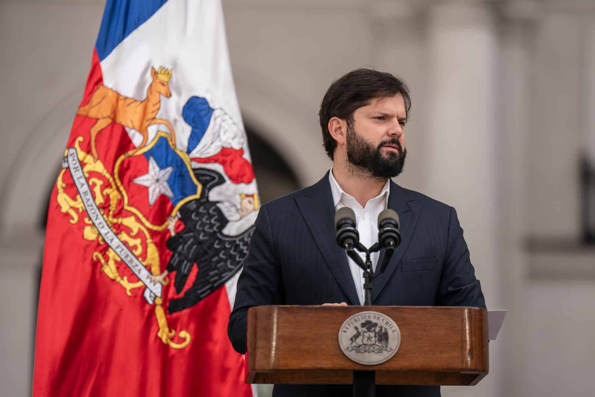 FotografÍa cedida por presidencia, del presidente de la República Gabriel Boric, hablando durante una rueda de prensa, este jueves en el palacio de La Moneda, en Santiago (Chile). EFE/ PRESIDENCIA DE CHILE