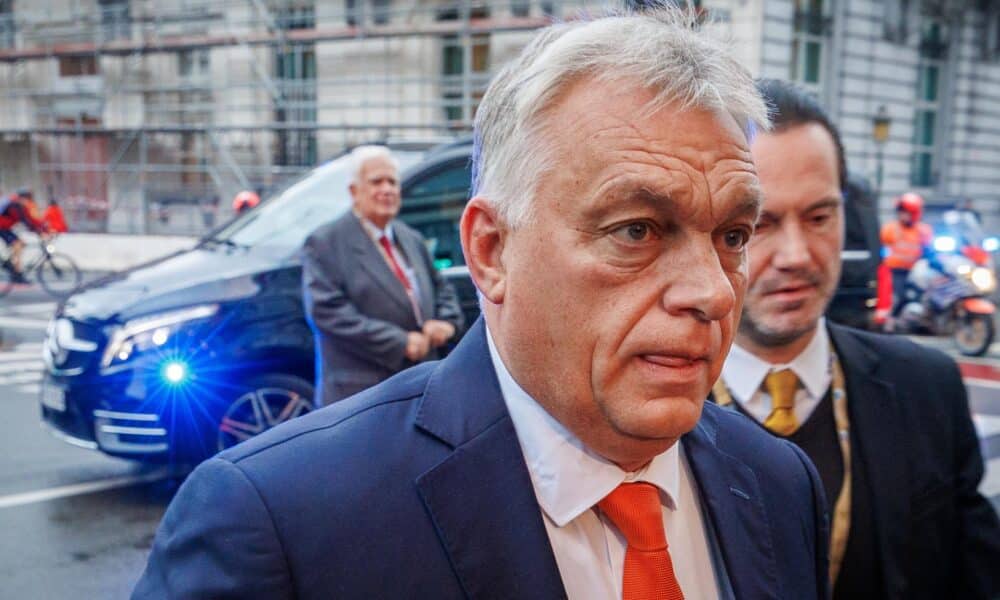 El primer ministro húngaro, el ultranacionalista Viktor Orbán, llega a una reunión de "Patriotas por Europa" en Bruselas, el 17 de octubre de 2024. EFE/EPA/OLIVIER MATTHYS