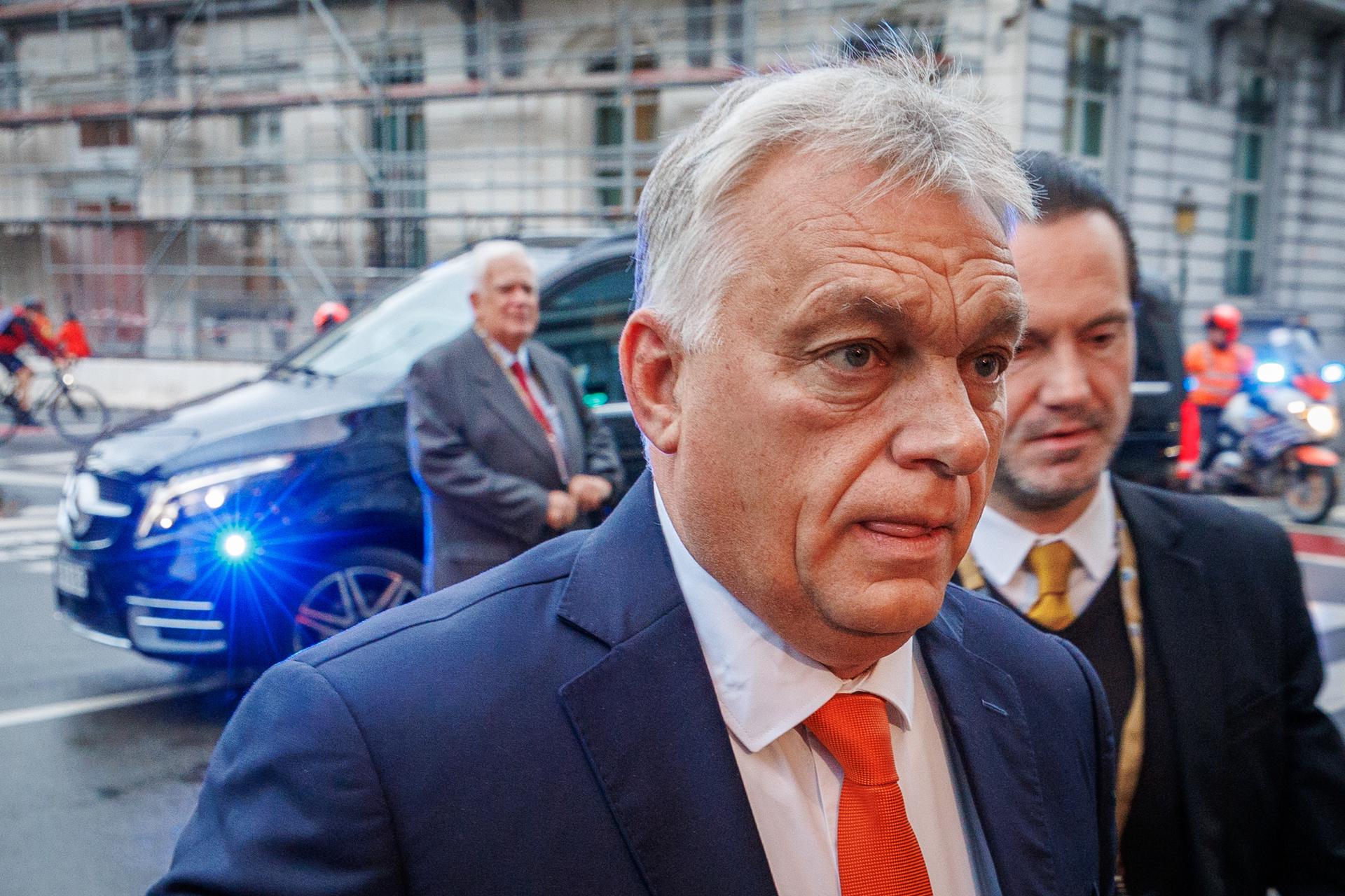 El primer ministro húngaro, el ultranacionalista Viktor Orbán, llega a una reunión de "Patriotas por Europa" en Bruselas, el 17 de octubre de 2024. EFE/EPA/OLIVIER MATTHYS