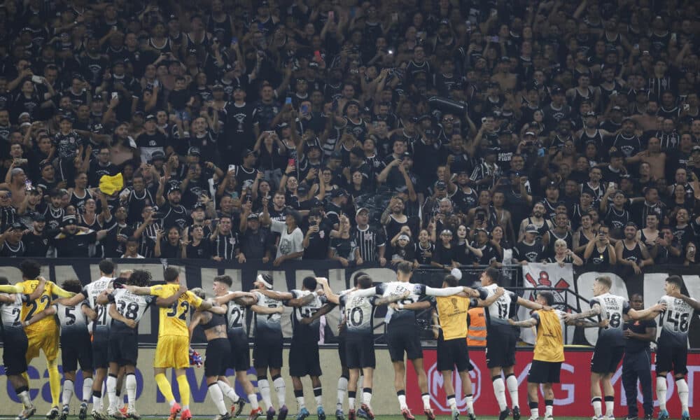 Jugadores de Corinthians celebran frente a los hinchas al final del partido de vuelta de cuartos de final de la Copa Sudamericana, en una imagen de archivo. EFE/ Sebastiao Moreira