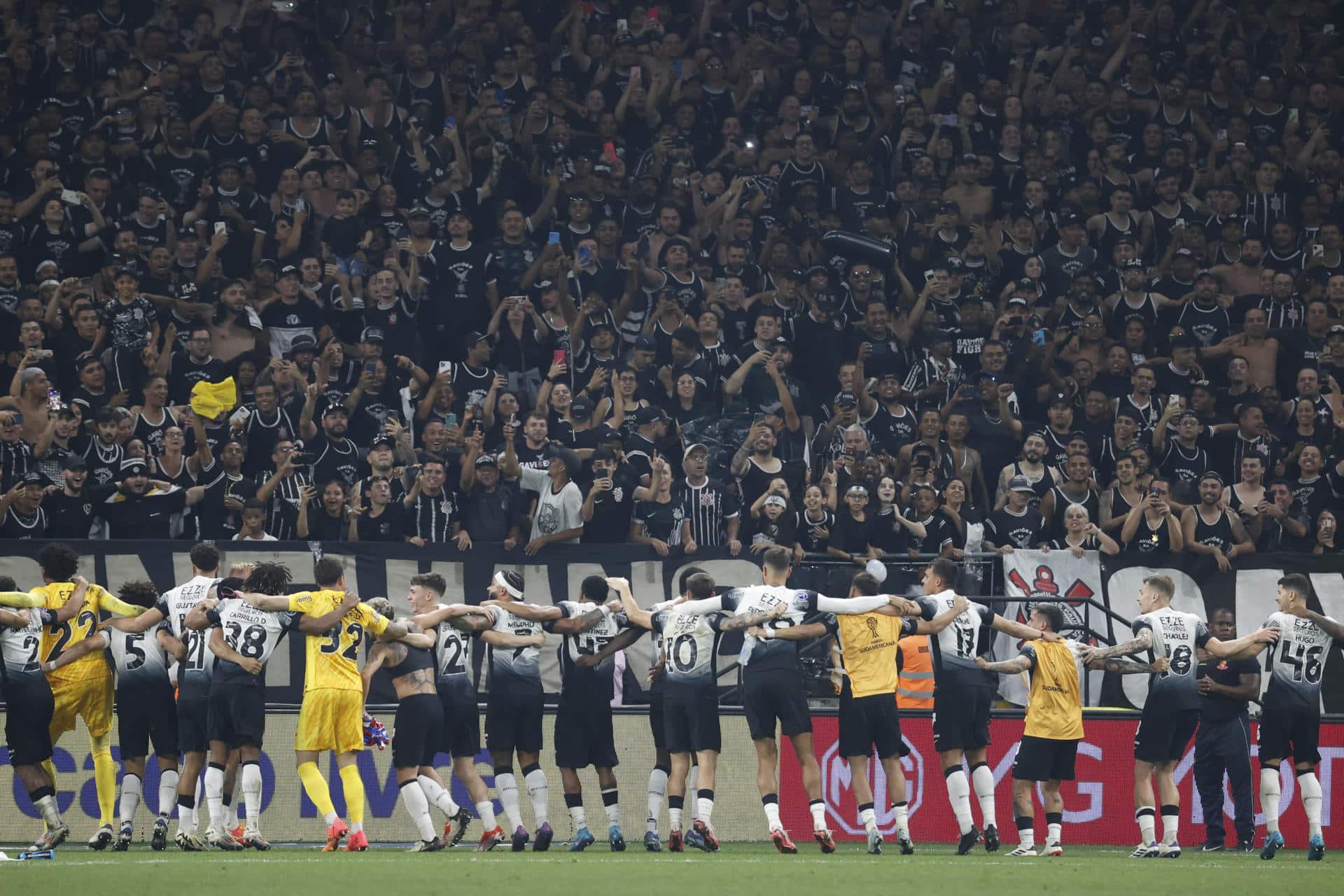 Jugadores de Corinthians celebran frente a los hinchas al final del partido de vuelta de cuartos de final de la Copa Sudamericana, en una imagen de archivo. EFE/ Sebastiao Moreira