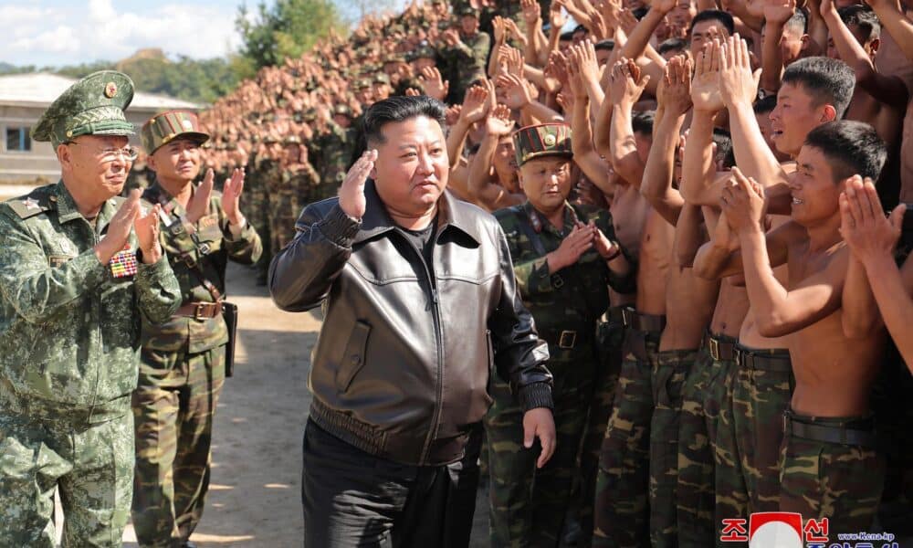 Una fotografía publicada por la agencia oficial de noticias central de Corea del Norte (KCNA) muestra al líder norcoreano Kim Jong-un inspeccionando la base de entrenamiento de la unidad de operaciones especiales del Ejército en un lugar no revelado en el oeste de Corea del Norte, el 2 Octubre de 2024 (publicado el 4 de octubre de 2024). EFE/EPA/KCNA