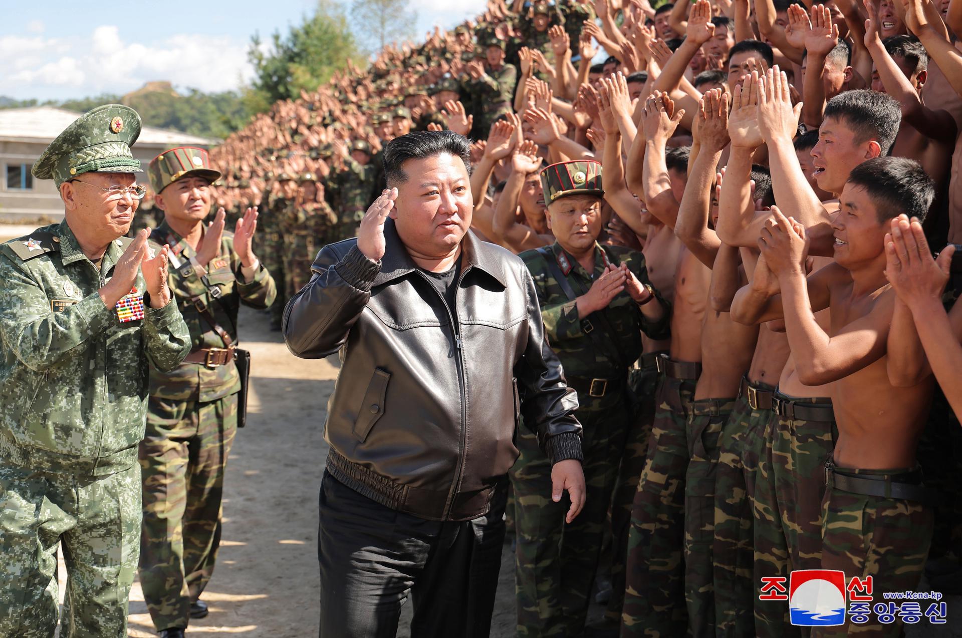 Una fotografía publicada por la agencia oficial de noticias central de Corea del Norte (KCNA) muestra al líder norcoreano Kim Jong-un inspeccionando la base de entrenamiento de la unidad de operaciones especiales del Ejército en un lugar no revelado en el oeste de Corea del Norte, el 2 Octubre de 2024 (publicado el 4 de octubre de 2024). EFE/EPA/KCNA