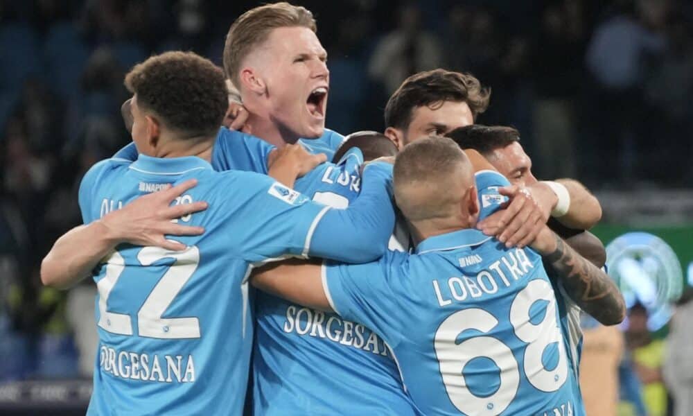 Scott McTominay y sus compañeros festejan el 2-1. EFE/EPA/CESARE ABBATE