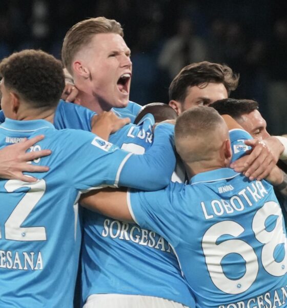 Scott McTominay y sus compañeros festejan el 2-1. EFE/EPA/CESARE ABBATE