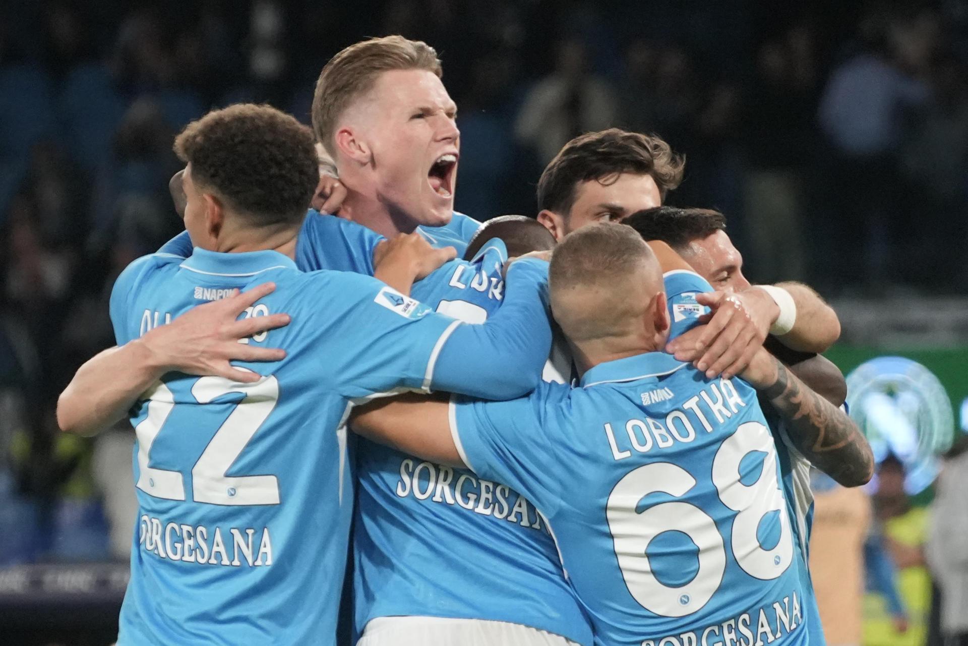 Scott McTominay y sus compañeros festejan el 2-1. EFE/EPA/CESARE ABBATE