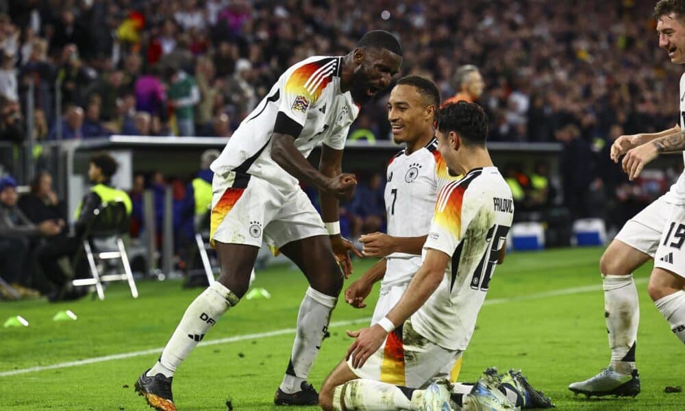 El jugador de Alemania Jamie Leweling (c) celebra con sus compañeros el 1-0 durante el partido de la UEFA Nations League que han jugado Alemania y Países Bajos en Múnich, Alemania. EFE/EPA/FILIP SINGER