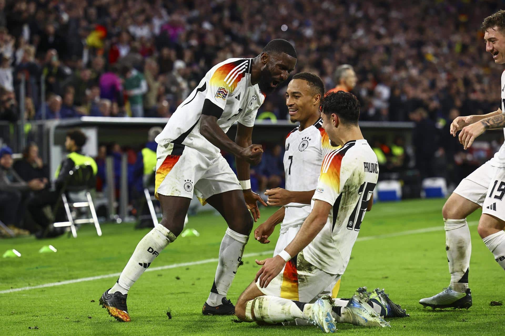 El jugador de Alemania Jamie Leweling (c) celebra con sus compañeros el 1-0 durante el partido de la UEFA Nations League que han jugado Alemania y Países Bajos en Múnich, Alemania. EFE/EPA/FILIP SINGER