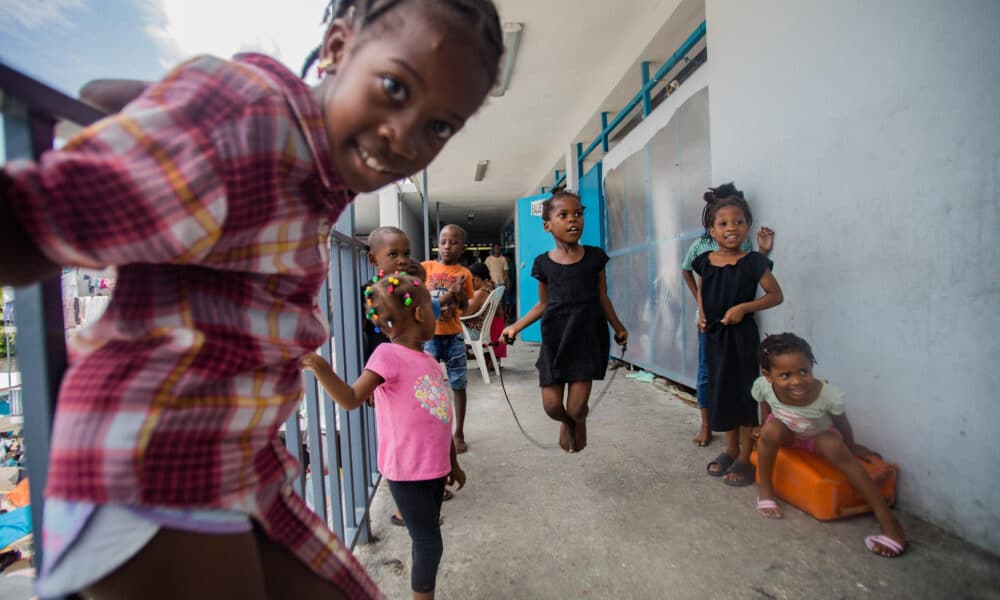 Fotografía de archivo del 14 de mayo de 2024 de niños que permanecen refugiados en la escuela Marie Jeanne High School, tras huir del ataque de pandillas, en Puerto Príncipe (Haití). EFE/ Mentor David Lorens