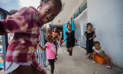 Fotografía de archivo del 14 de mayo de 2024 de niños que permanecen refugiados en la escuela Marie Jeanne High School, tras huir del ataque de pandillas, en Puerto Príncipe (Haití). EFE/ Mentor David Lorens