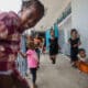 Fotografía de archivo del 14 de mayo de 2024 de niños que permanecen refugiados en la escuela Marie Jeanne High School, tras huir del ataque de pandillas, en Puerto Príncipe (Haití). EFE/ Mentor David Lorens