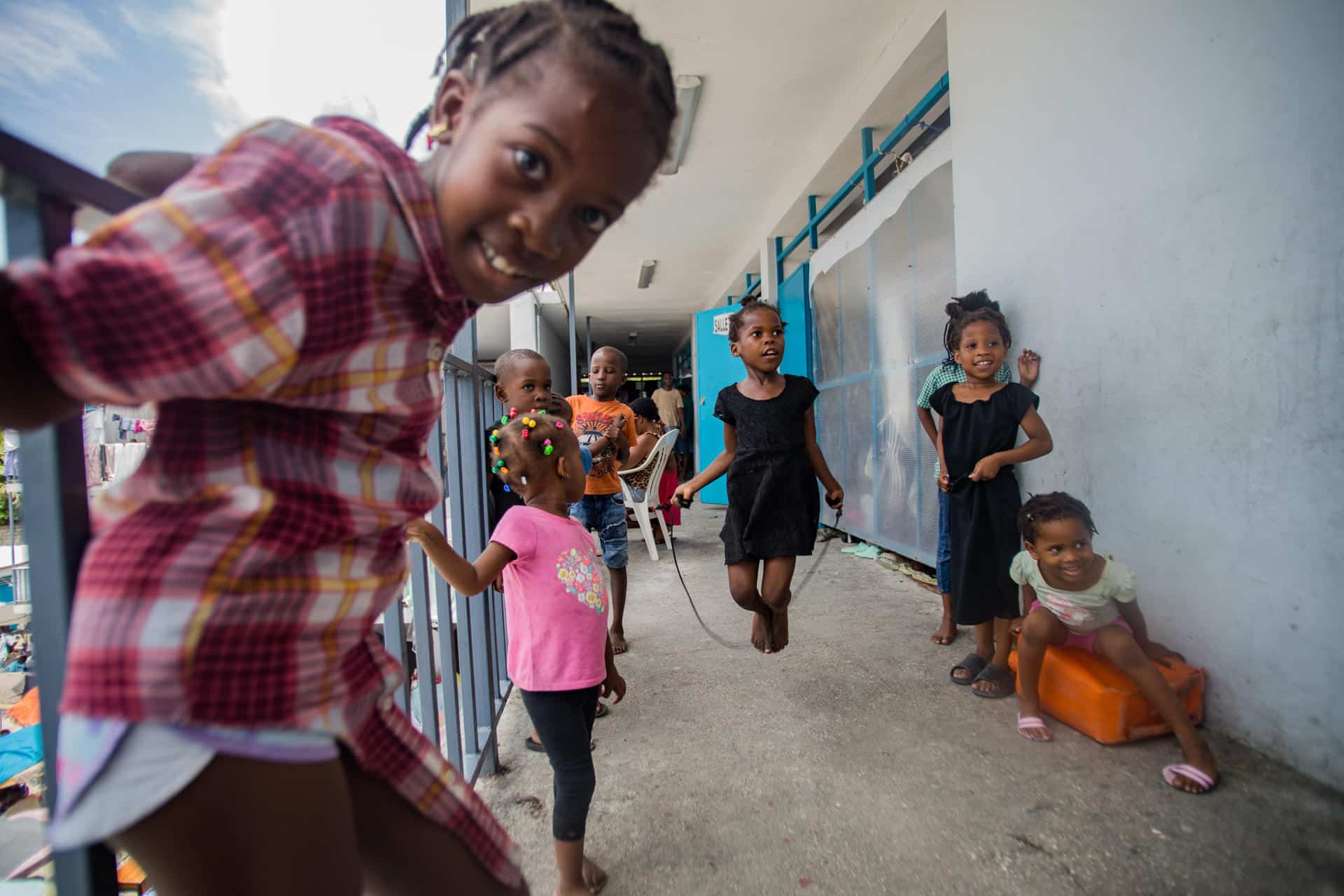 Fotografía de archivo del 14 de mayo de 2024 de niños que permanecen refugiados en la escuela Marie Jeanne High School, tras huir del ataque de pandillas, en Puerto Príncipe (Haití). EFE/ Mentor David Lorens