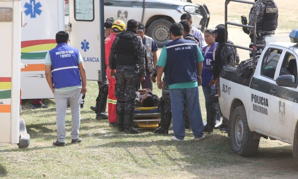 Un policía herido durante un operativo de desbloqueo de carreteras recibe atención médica este martes a la localidad de Samaipata (Bolivia). EFE/ Juan Carlos Torrejón