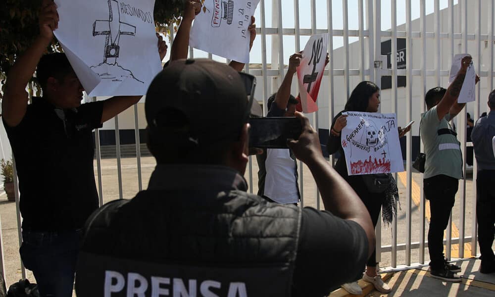 Reporteros y fotógrafos protestan frente a la delegación de la Fiscalía General de la República (FGR) este jueves, en el municipio de Chilpancingo (México). EFE/José Luis de la Cruz