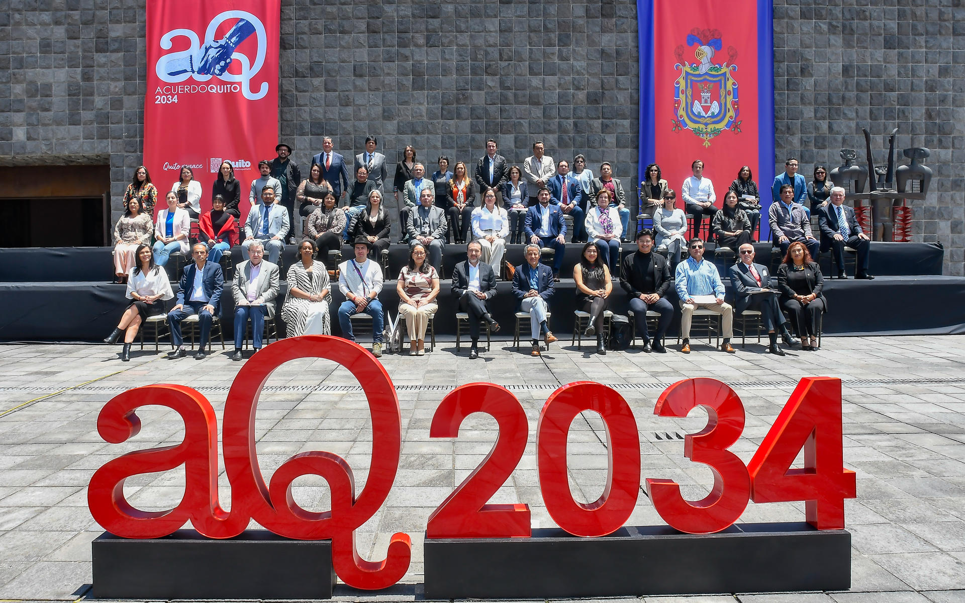 Fotografía cedida por la Alcaldía de Quito de representantes de diversos sectores que suscribieron el Acuerdo Quito 2034, este miércoles en Quito (Ecuador). EFE/ Alcaldía De Quito