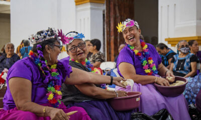 Fotografía de archivo del 21 de marzo de 2024 de mujeres indígenas que desgranan mazorcas en la comunidad de Tehuantepec (México). EFE/ Luis Villalobos