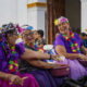 Fotografía de archivo del 21 de marzo de 2024 de mujeres indígenas que desgranan mazorcas en la comunidad de Tehuantepec (México). EFE/ Luis Villalobos