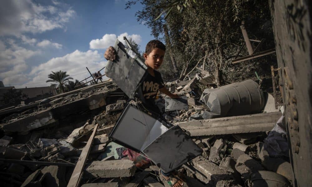 Fotografía de un niño palestino entre los escombros de un edificio destruido en la Franja de Gaza. EFE/Mohammed Saber