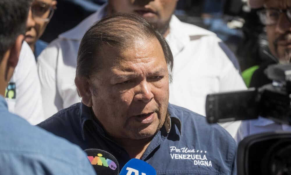 Fotografía de archivo del 23 de enero de 2024 del opositor venezolano Andrés Velásquez mientras habla con la prensa durante una manifestación en Caracas (Venezuela). EFE/ Miguel Gutiérrez