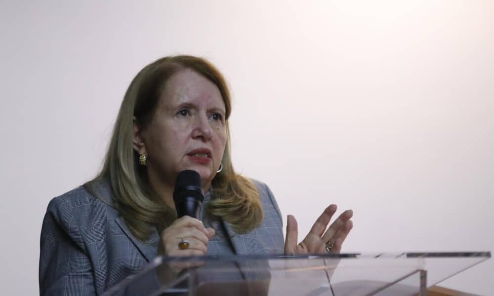 La ministra de la Suprema Corte de Justicia de la Nación, Loretta Ortiz Ahlf, participa en una conferencia, este viernes en la ciudad de Guadalajara, Jalisco (México). EFE/ Francisco Guasco