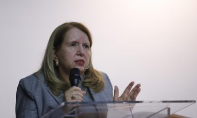 La ministra de la Suprema Corte de Justicia de la Nación, Loretta Ortiz Ahlf, participa en una conferencia, este viernes en la ciudad de Guadalajara, Jalisco (México). EFE/ Francisco Guasco