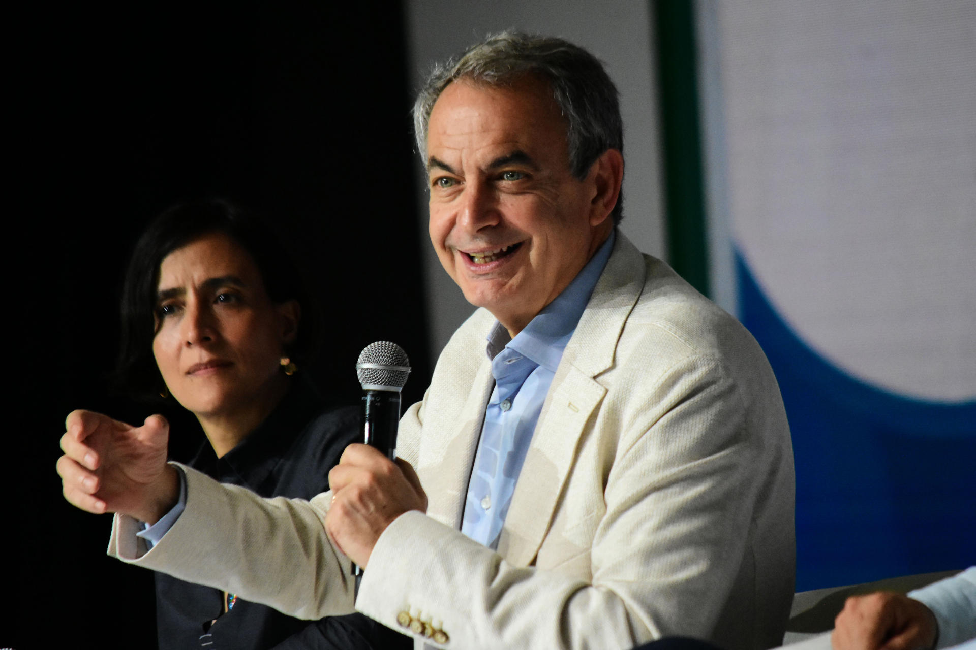 El expresidente del Gobierno español, José Luis Rodríguez Zapatero habla durante la Feria de Economías para la vida este miércoles, en Barranquilla (Colombia). EFE/ Aleidys Coll