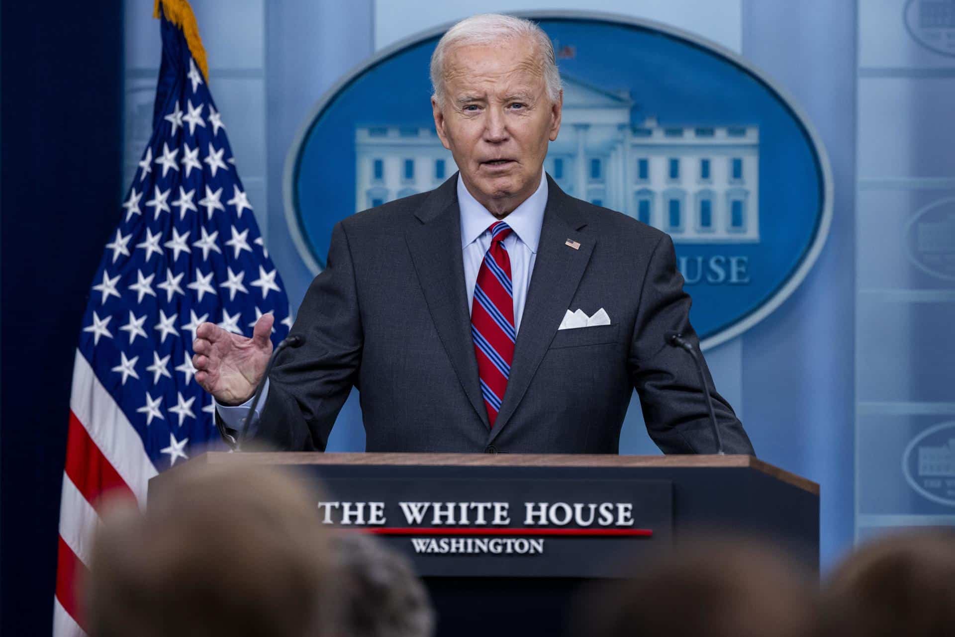 El presidente de Estados Unidos, Joe Biden, responde a una pregunta de los medios de comunicación durante la conferencia de prensa diaria de este 4 de octubre de 2024, en la sala de prensa de la Casa Blanca en Washington, DC, EE. UU. EFE/EPA/Shawn Thew