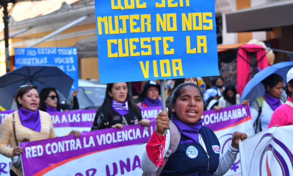 Imagen de archivo de activistas mujeres que protestan en Cochabamba (Bolivia) pidiendo un alto a la violencia de género. EFE/Jorge Abrego