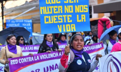 Imagen de archivo de activistas mujeres que protestan en Cochabamba (Bolivia) pidiendo un alto a la violencia de género. EFE/Jorge Abrego